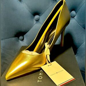 I am selling this beautiful Tommy Hilfiger NEVER WORN  heels gold size 9US